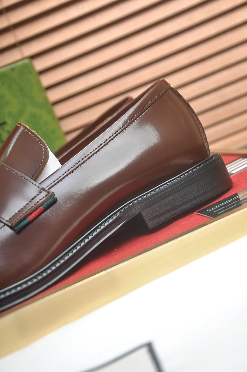 Men's shoes💰500💶Italy's top luxury men's shoe giant (GUCCI) (Gucci) (full cowhide lining) new arrival🍃Original European style🔰 Pleasant to the eye😍In order to make the shoes more durable and non-deformable🌀The production continues to follow traditional methods but there is still no lack of innovation💪Choose original sheepskin for the leather♻️ Smooth and natural And extra bright ⭐Made of imported cowhide, the first choice of rich people 38-45 (45 customized)